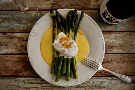 Chřest s holandskou omáčkou